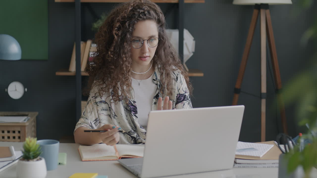 mujer trabajando desde casa en la computadora portátil