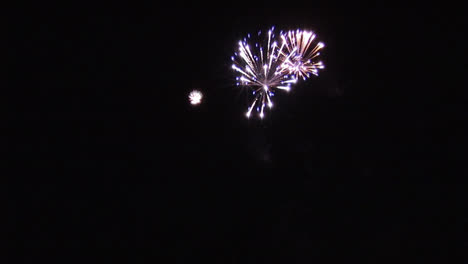 fuegos artificiales que explotan