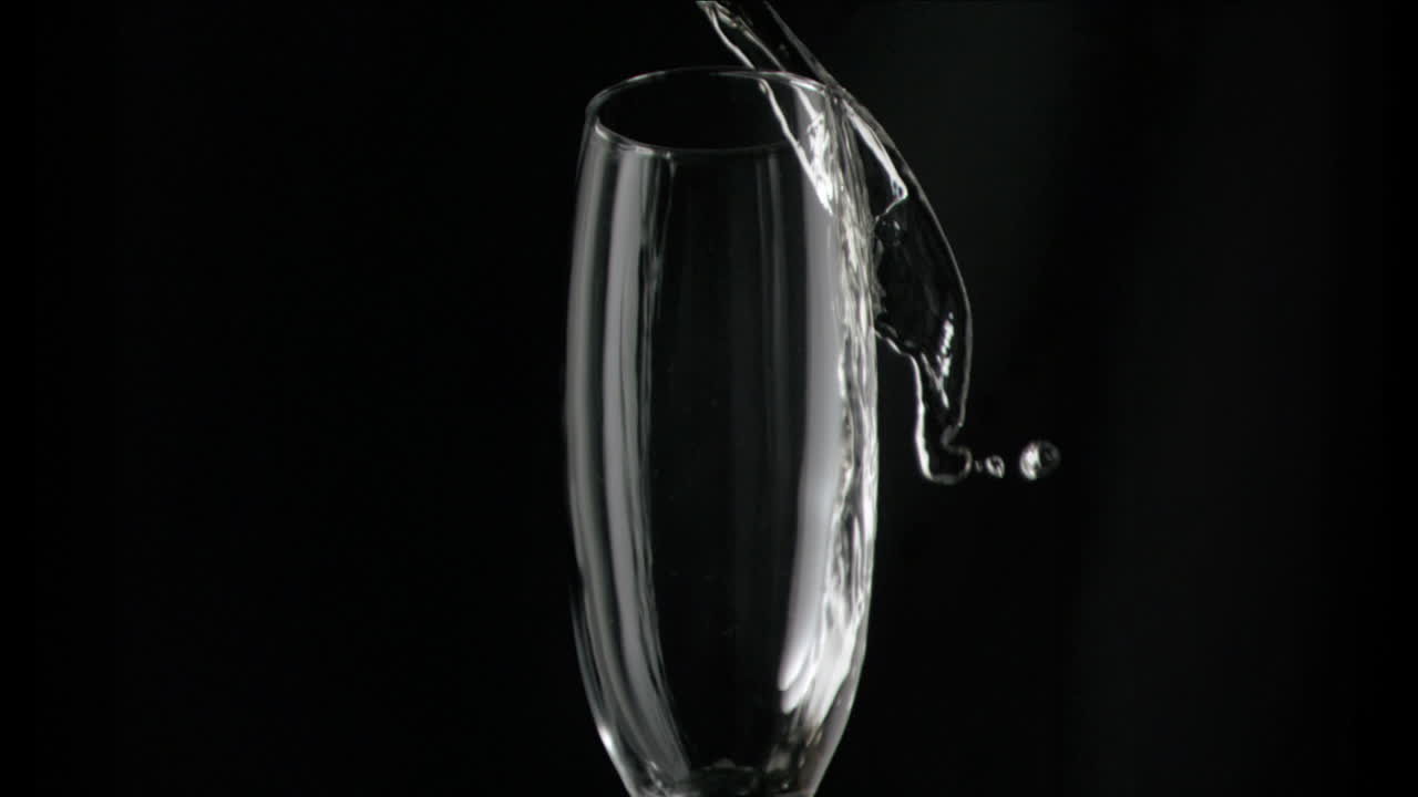 액체는 슈퍼 느린 모션으로 여 있습니다.