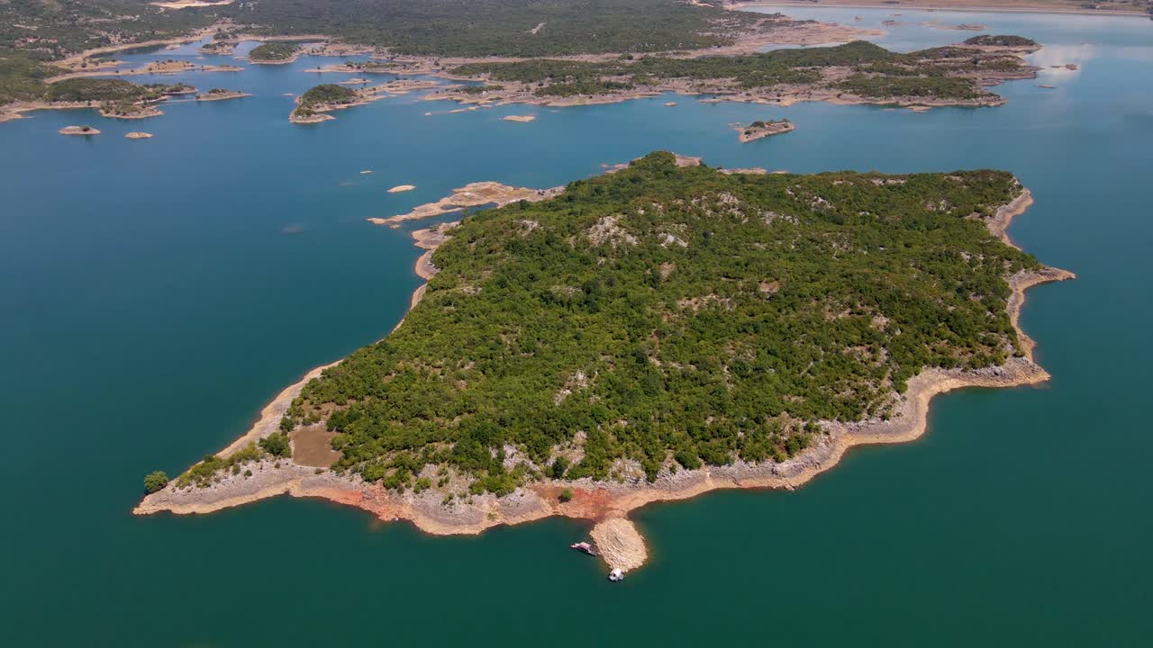video del lago de slanko cerca de niksic, en montenegro.