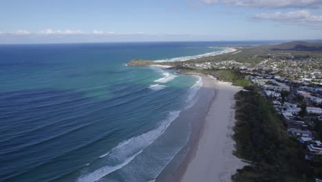 Turquoise-Ocean-And-Tropical-Vegetation-At-Cabarita-Beach-In-New-South-Wales,-Australia---aerial-drone-shot