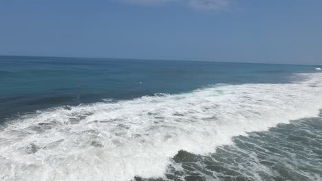 Drohne-Fliegt-über-Surfern-In-Playa-Hermosa,-Costa-Rica