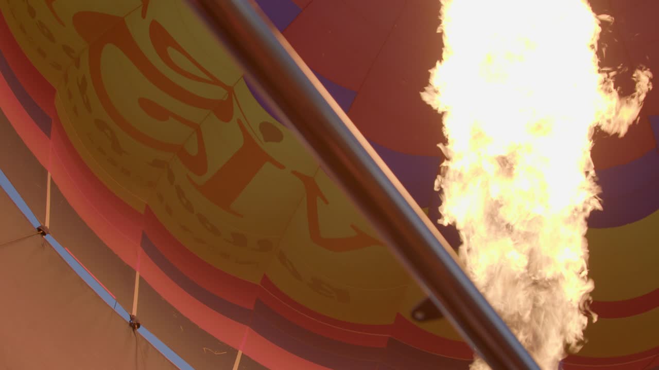 огонь нагревает воздух.