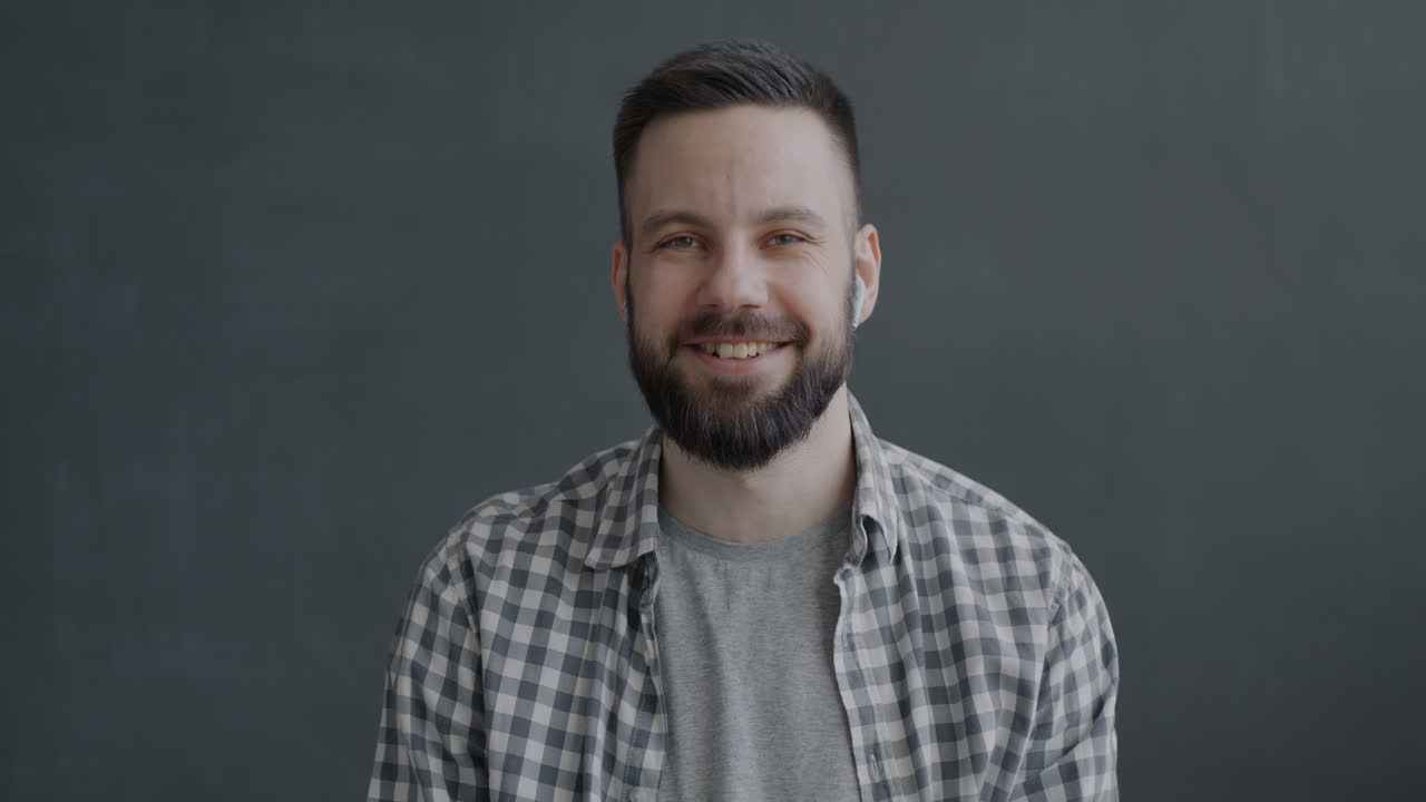 hombre en llamada de video