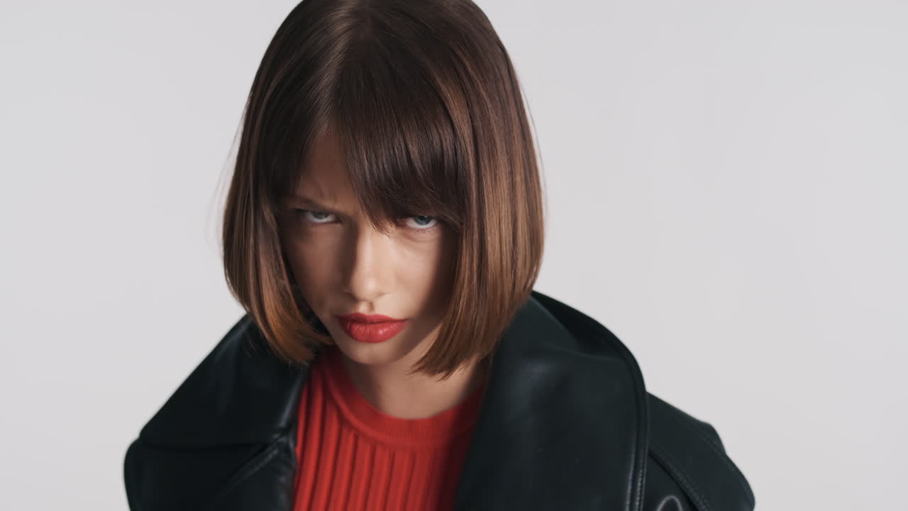 의심스럽게 보이는 은 입술의 화가 난 여자