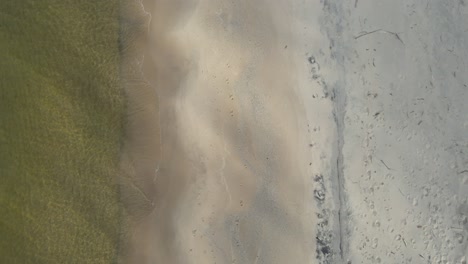 movimiento ascendente a vista de pájaro sobre la línea de flotación