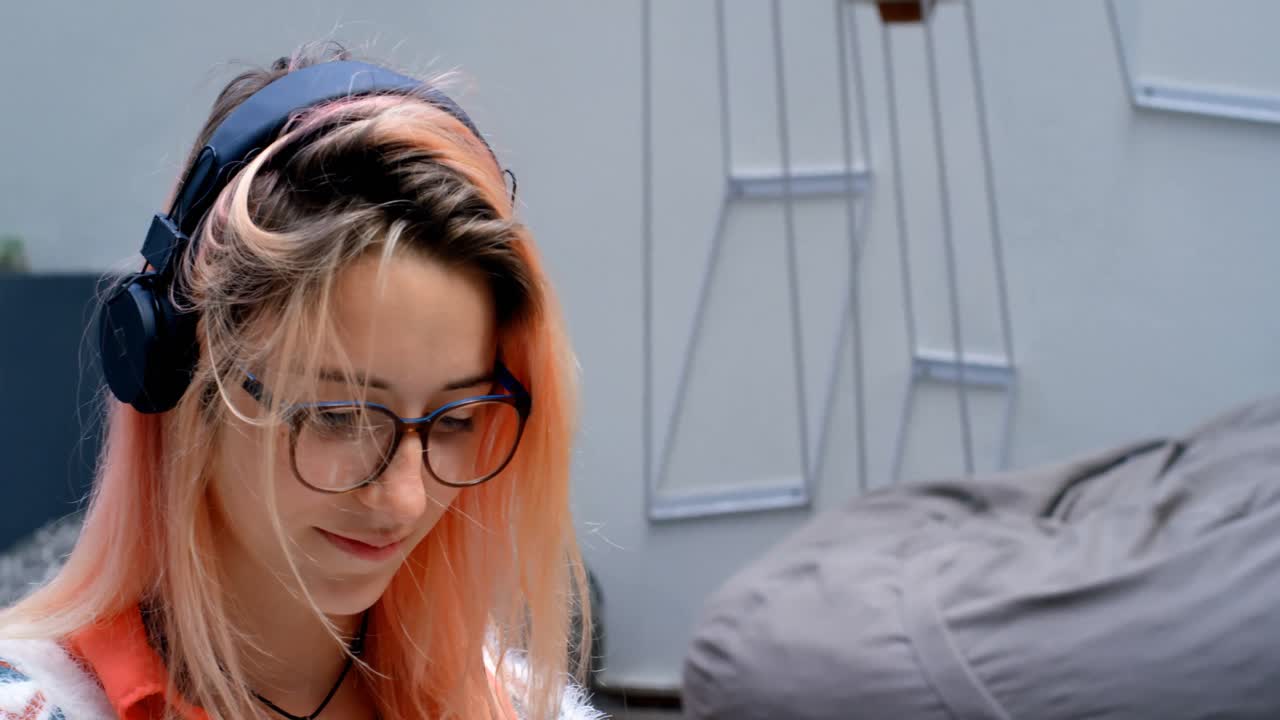 mujer ejecutiva escuchando música en auriculares 4k