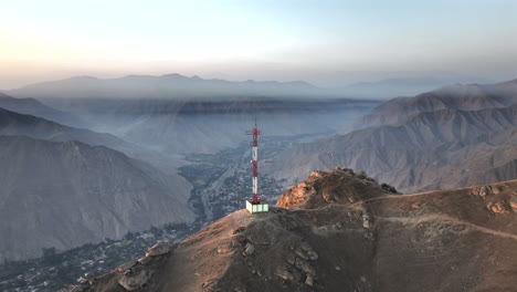 antena de muñeco frontal aérea paisaje desértico de montaña cieneguilla lima peru amanecer anochecer hora dorada capa de nubes