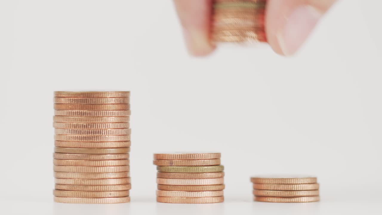 el dedo recoge un montón de monedas y las pone abajo.