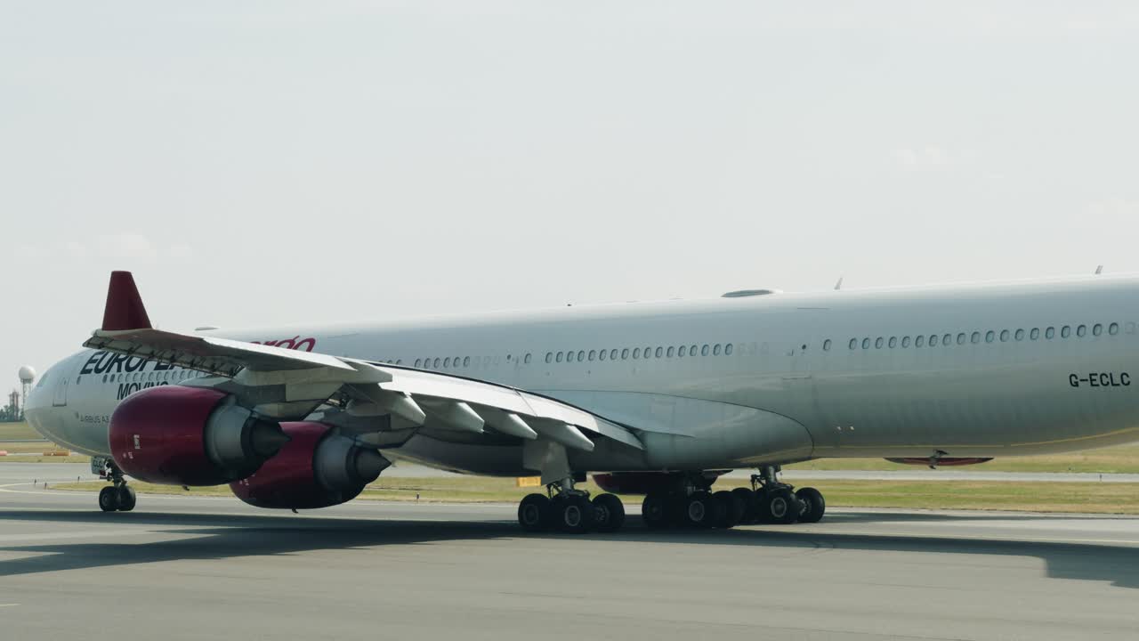 A massive retrofitted A346 taxing