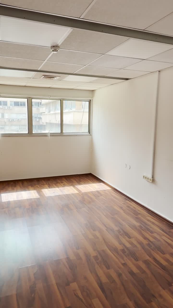 Sala de reuniones de oficina vacía en un edificio de empresa, desocupada sin muebles ni personas. Cierre de negocio por quiebra o nuevo espacio moderno para startup listo para alquilar. Reel estilo POV UGC.