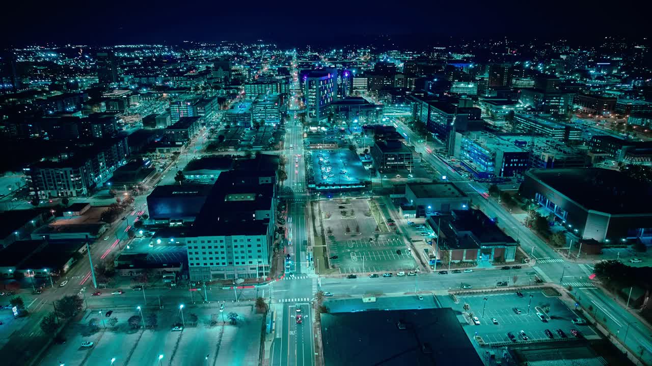 las vibrantes luces de la ciudad de birmingham, alabama, iluminan el horizonte y las calles en esta vista aérea nocturna de alta tecnología