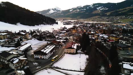 Temporada-De-Invierno-En-El-Municipio-De-Los-Alpes-Austriacos,-Vista-Aérea-De-Drones