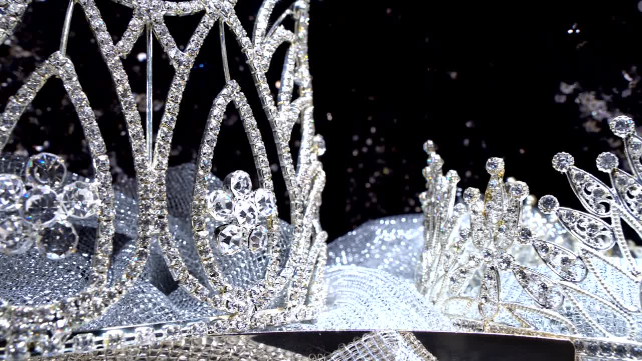 la corona de diamantes y plata del concurso de belleza