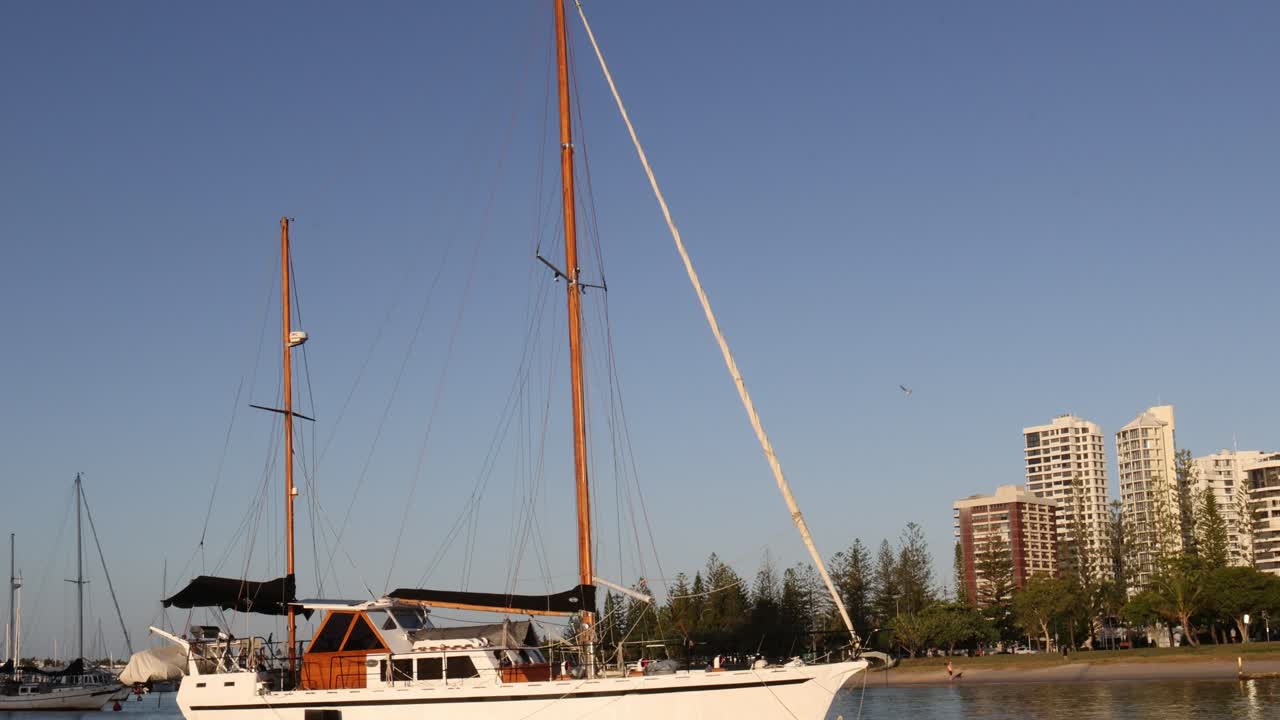 el velero se mueve a través de aguas tranquilas cerca del horizonte urbano