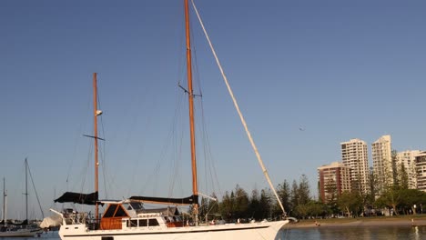 el velero se mueve a través de aguas tranquilas cerca del horizonte urbano
