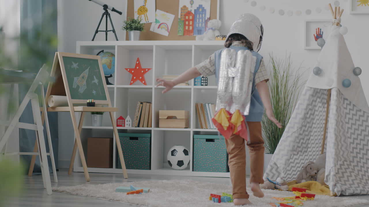Bambino che gioca a fare l'astronauta in una sala giochi
