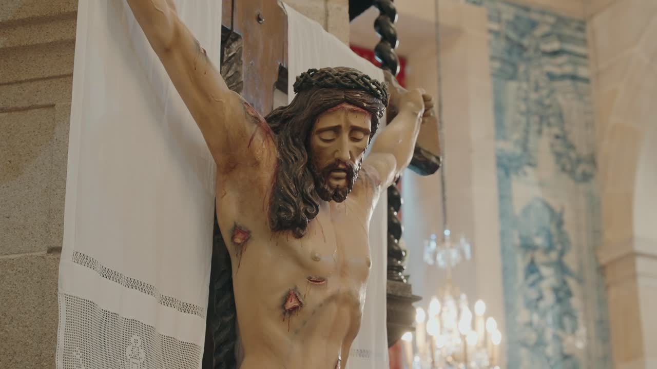 crucifijo de madera detallado expuesto sobre arcos de piedra y una suave iluminación de iglesia