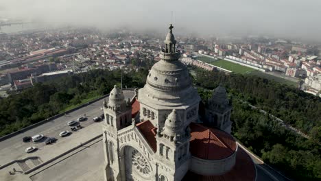 Rotación-Vista-Aérea-Del-Santuario-De-Viana-Do-Castelo-Y-El-Hermoso-Panorama-De-La-Ciudad