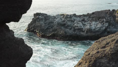 POV-Observando-Olas-Entre-Las-Rocas,-Dispositivo-Portátil-Estático.