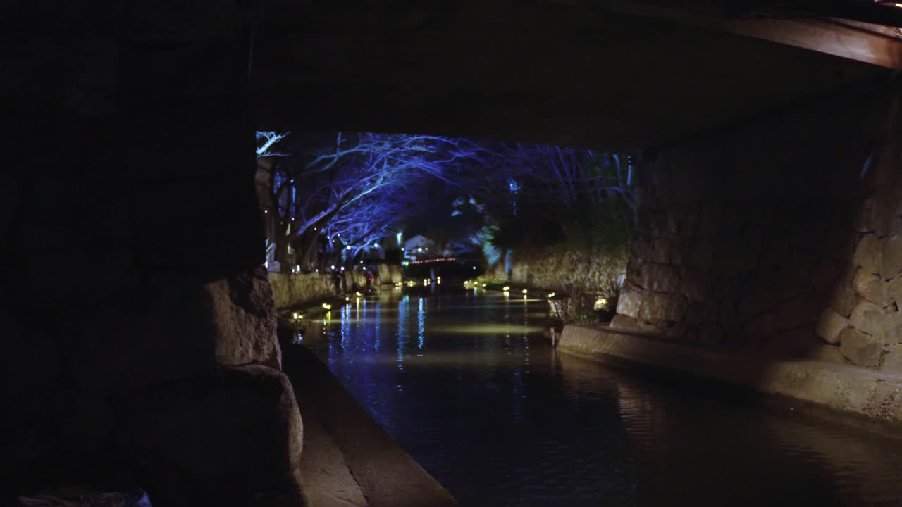 puente omihachiman y foso del canal en la noche iluminados, shiga japón