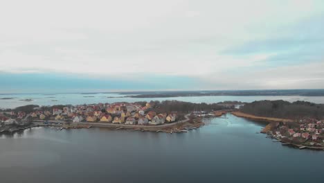 vista aérea de casas pintorescas en la isla paradisíaca sueca salto en karlskrona, suecia-4