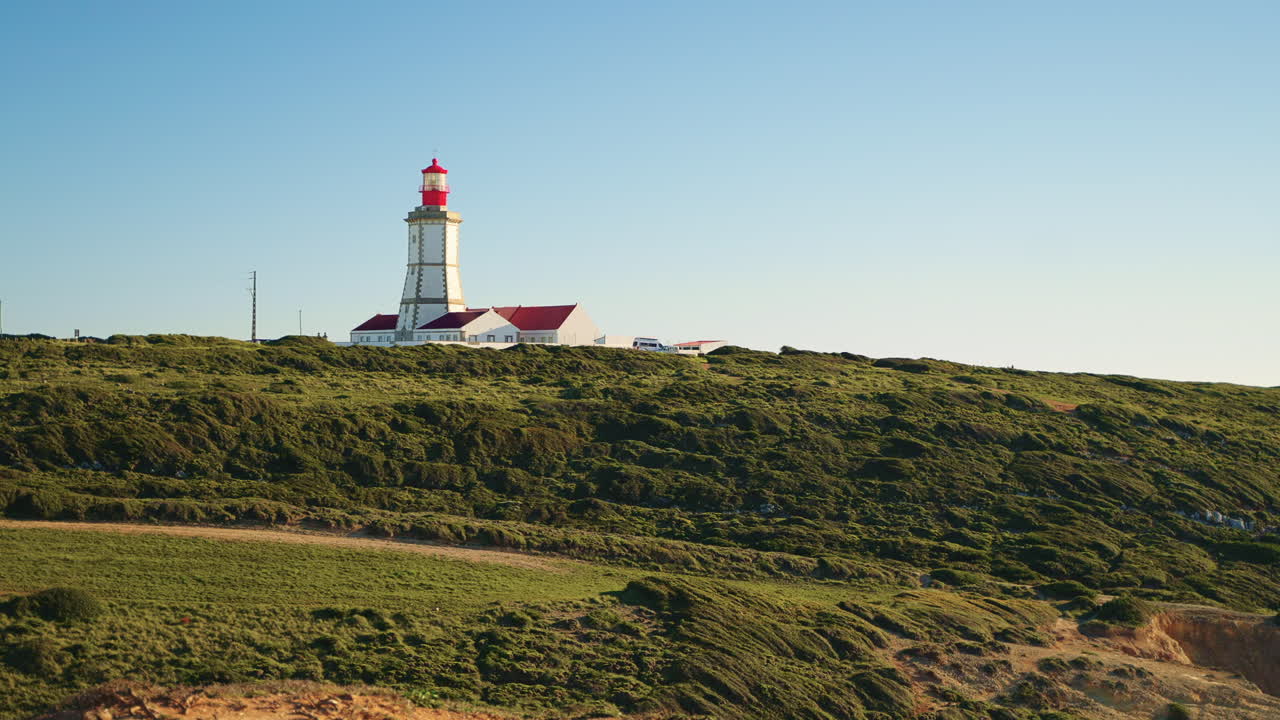 маяк на вершине холма