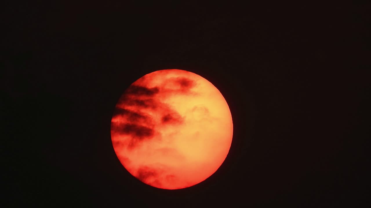 hermosa puesta de sol y nubes