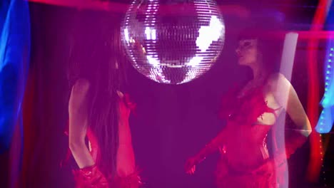 donne che ballano in discoteca 0 94