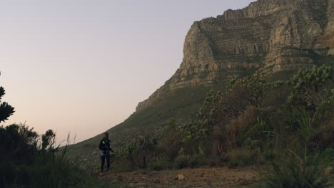 Una-Mujer-Joven-Sale-A-Correr-Por-Un-Sendero-De-Montaña