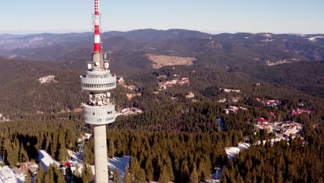 vista aérea de la torre de telecomunicaciones en el pico snezhanka cerca de pamporovo