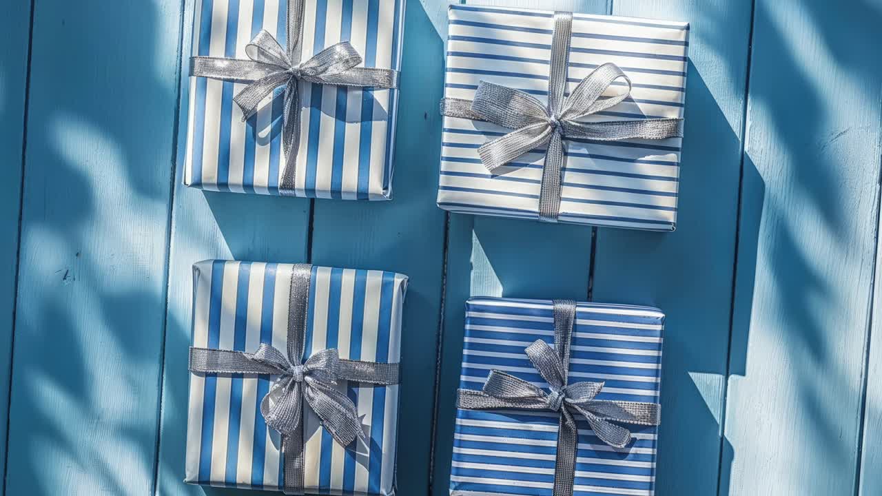 Scatole regalo a righe blu e bianche con nastro argentato