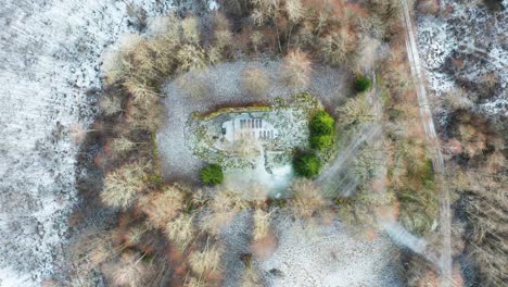 Descenso-Aéreo-Panorámico-Sobre-Los-Restos-De-Una-Antigua-Iglesia-Con-Asientos-Y-Un-Abeto-Verde