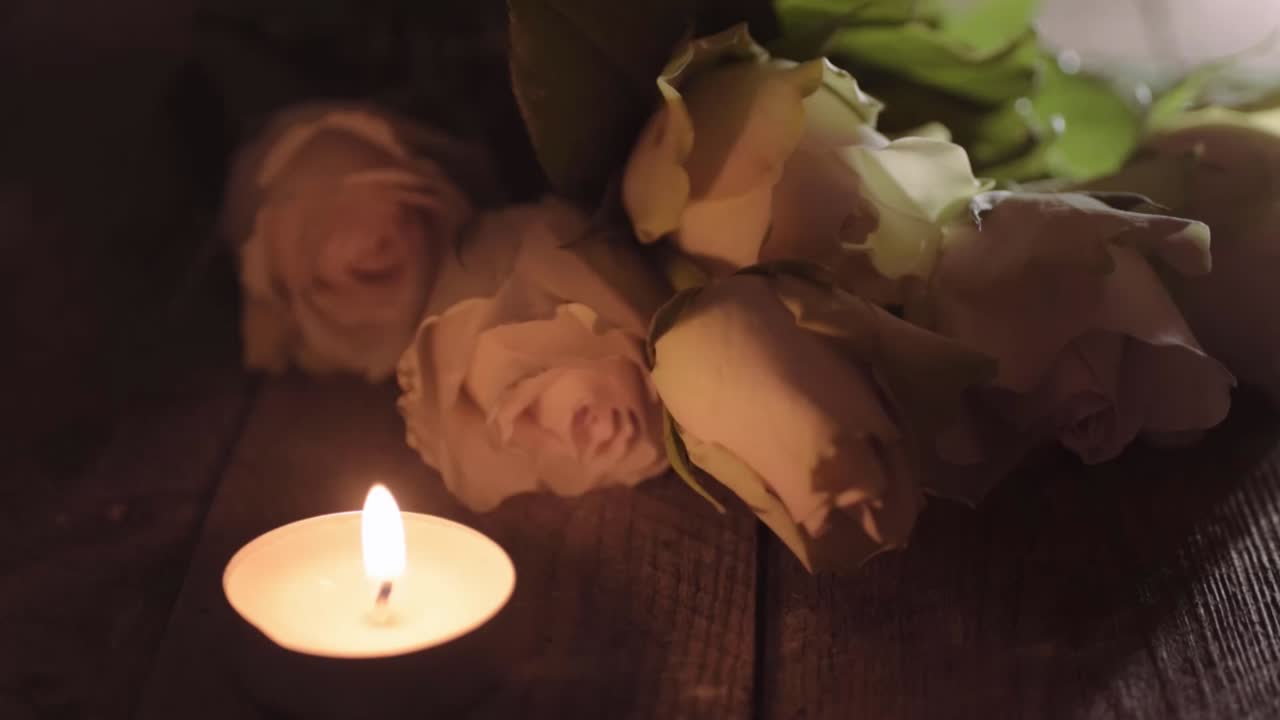 Rose pastello con sfondo di candele tealight