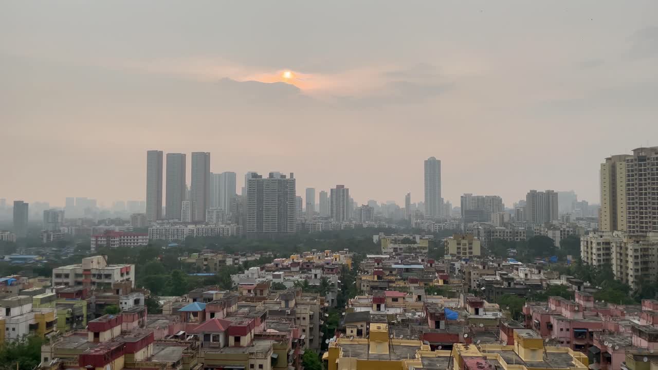 Città di Thane in India in una giornata nuvolosa - ripresa aerea con drone