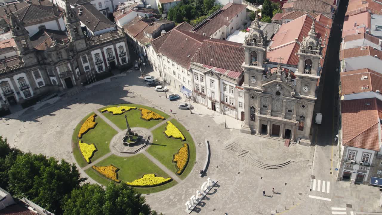 vista aérea circular de la plaza de los macizos de flores en la antigua y hermosa ciudad de braga con su catedral