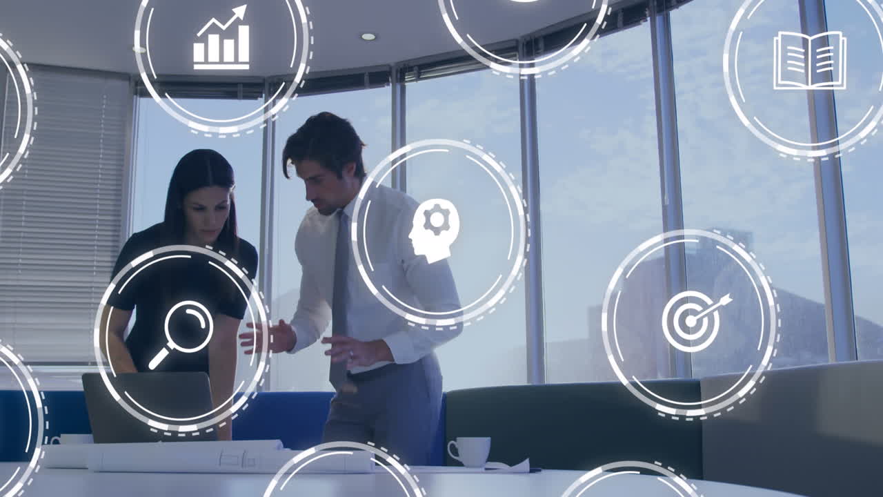 animación de múltiples iconos digitales contra diversos hombres y mujeres discutiendo sobre un plan en la oficina