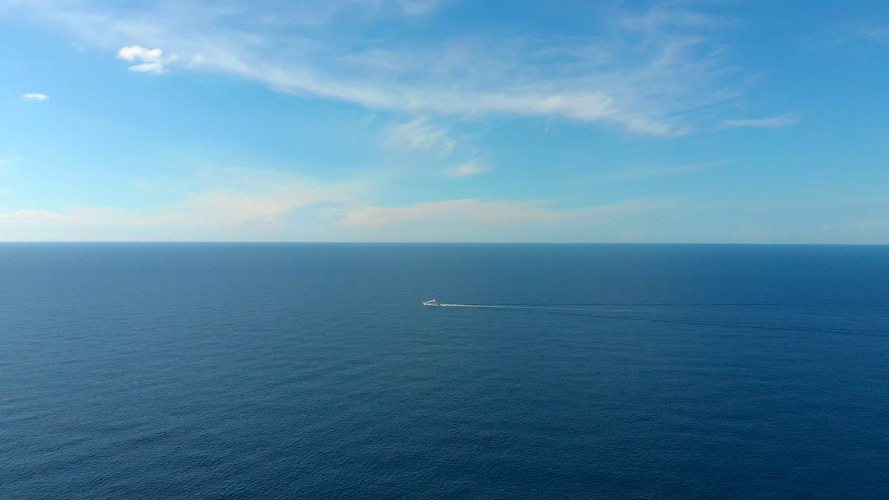 수평선을 배경으로 오른쪽에서 왼쪽으로 움직이는 모터보트