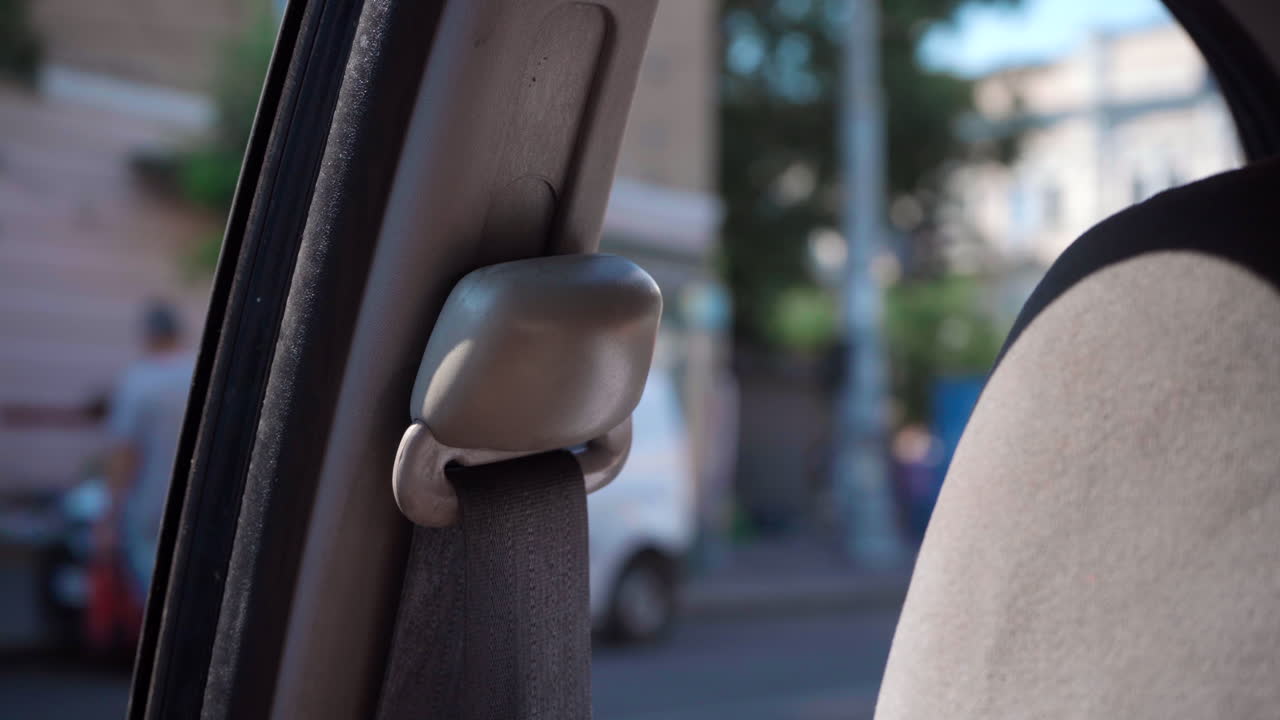 초점이 맞지 않는 배경을 사용하여 자동차 창문을 통해 보기