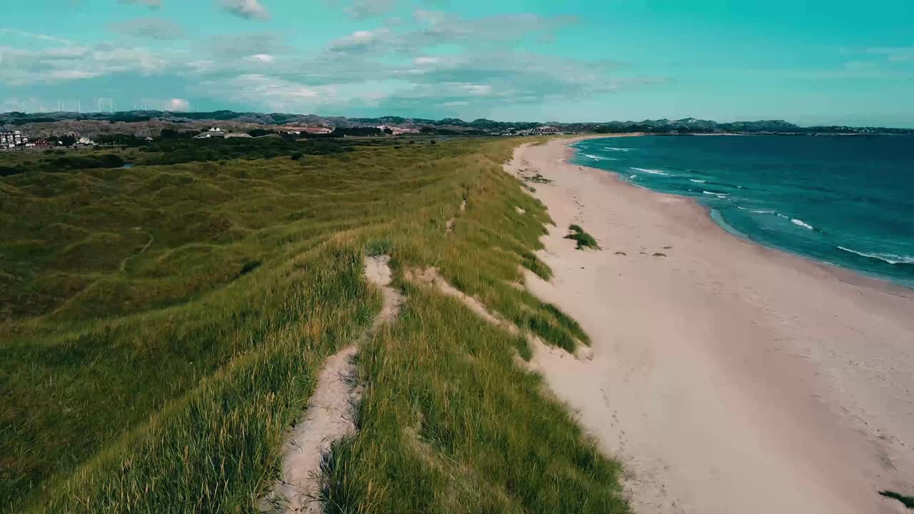 vista aérea sobre la playa y el mar ártico transparente en noruega - vista de pájaro, toma de dron