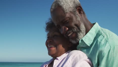 Pareja-Mayor-Abrazándose-En-La-Playa