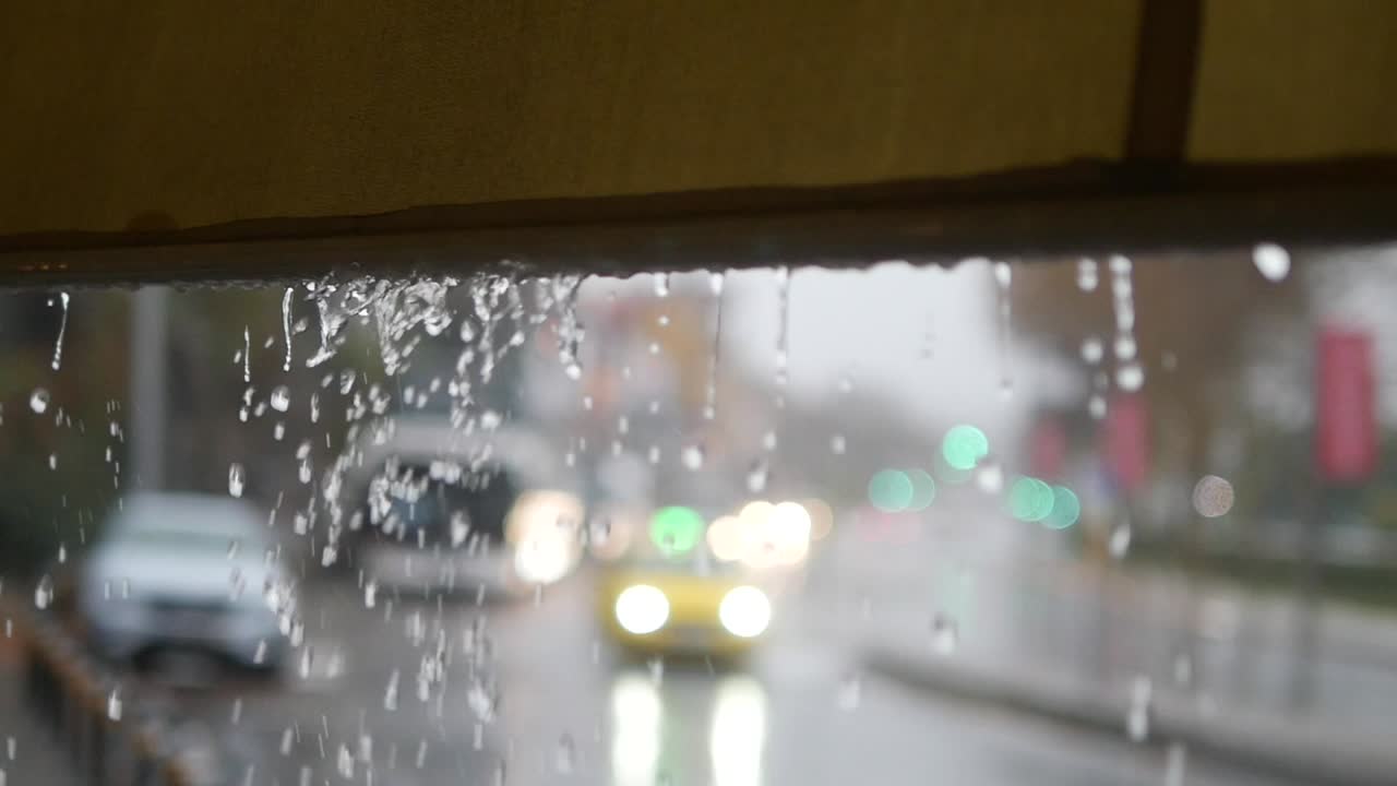 비가 오는 도시 거리 풍경