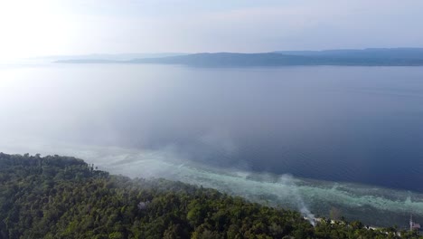 인도네시아 서부 파푸아의 라자 암파트 (raja ampat) 의 외 열대 섬, 바다 및 산호초의 풍경적인 공중 풍경