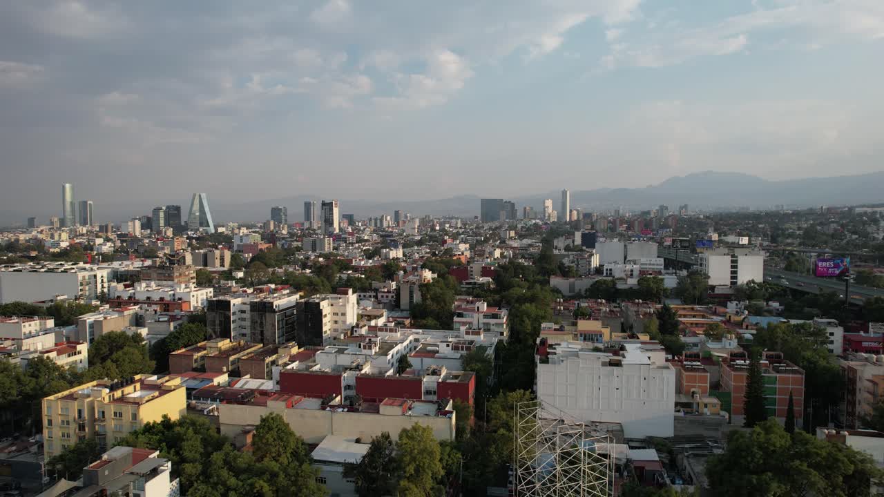 Vista da zona sul da Cidade do México durante o pôr do sol.