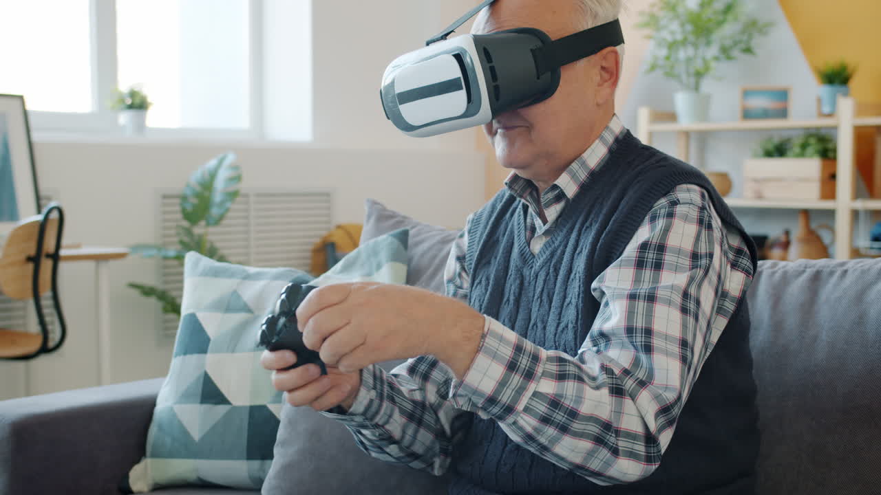 Anziano che si diverte con i giochi VR a casa