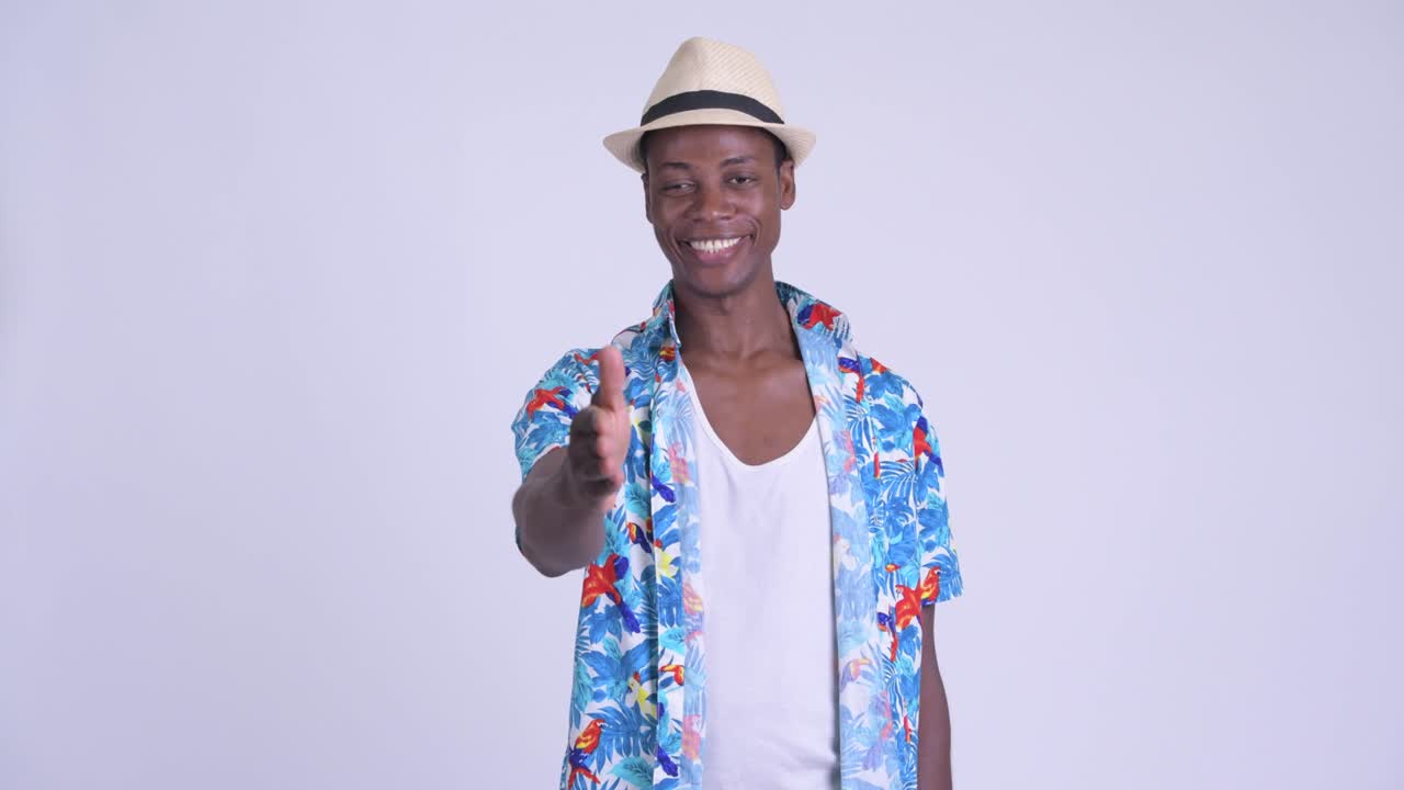 Giovane e affascinante turista africano pronto per le vacanze