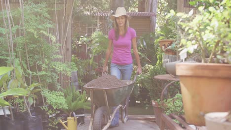 Mujer-Empujando-Una-Carretilla-Y-Haciendo-Jardinería-En-La-Naturaleza.