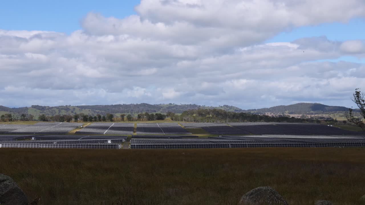 시골 풍경에 있는 태양광 농장의 타임스