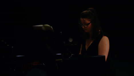 mujer tocando el piano