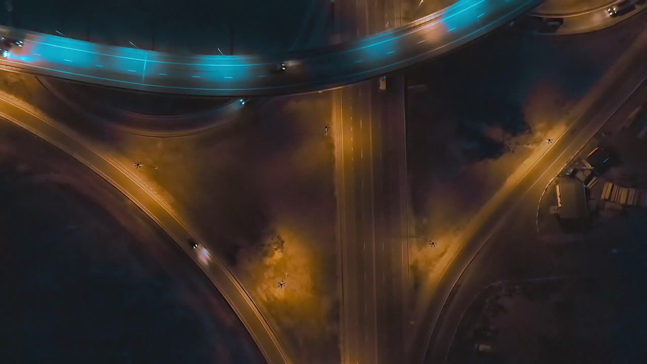 vista aérea nocturna de una intersección de autopista